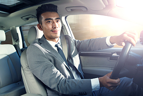 青年男人开车