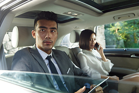 青年商务人士坐在汽车