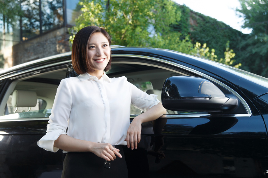 青年女人站在汽车旁边图片 青年女人站在汽车旁边图片