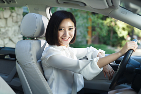 青年女人开车照片