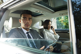 青年商务人士坐在汽车