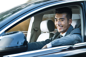 青年男人开车图片