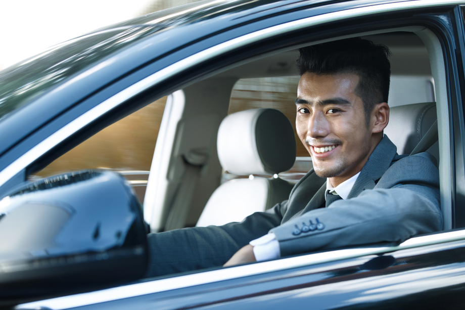 青年男人开车图片