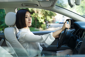 青年女人开车照片