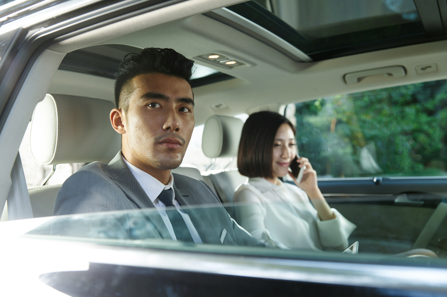 青年商务人士坐在汽车里图片 青年商务人士坐在汽车里图片