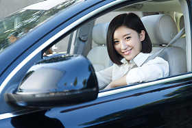 青年女人开车照片