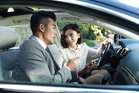 青年商务人士坐在汽车