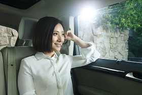 青年女人坐在汽车里图片