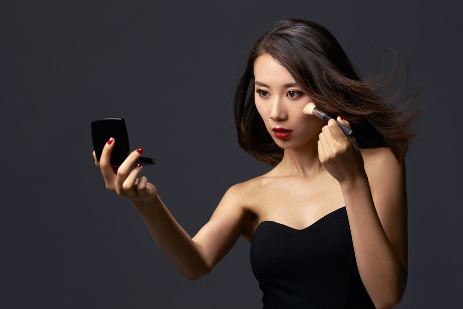 年轻美女化妆照片 年轻美女化妆照片