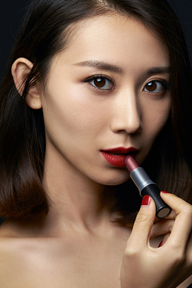 年轻美女化妆照片