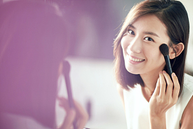 年轻美女化妆图片