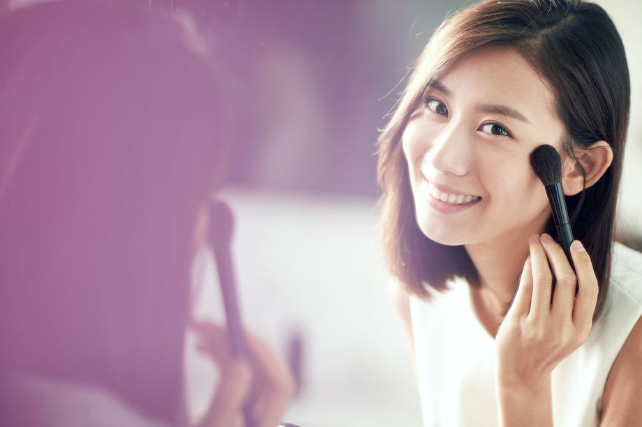 年轻美女化妆图片 年轻美女化妆图片