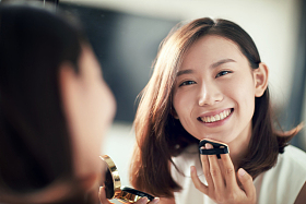 年轻美女扑粉化妆照片