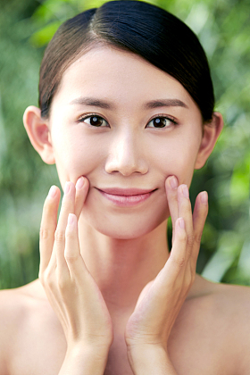 年轻美女做脸部按摩照片