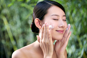 年轻美女洗脸图片