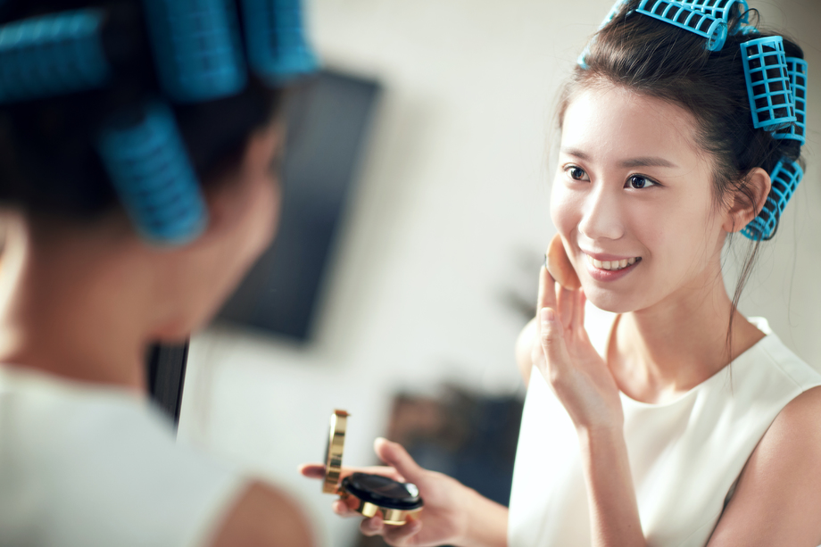 年轻美女扑粉化妆 年轻美女扑粉化妆