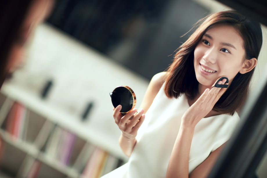年轻美女扑粉化妆照片