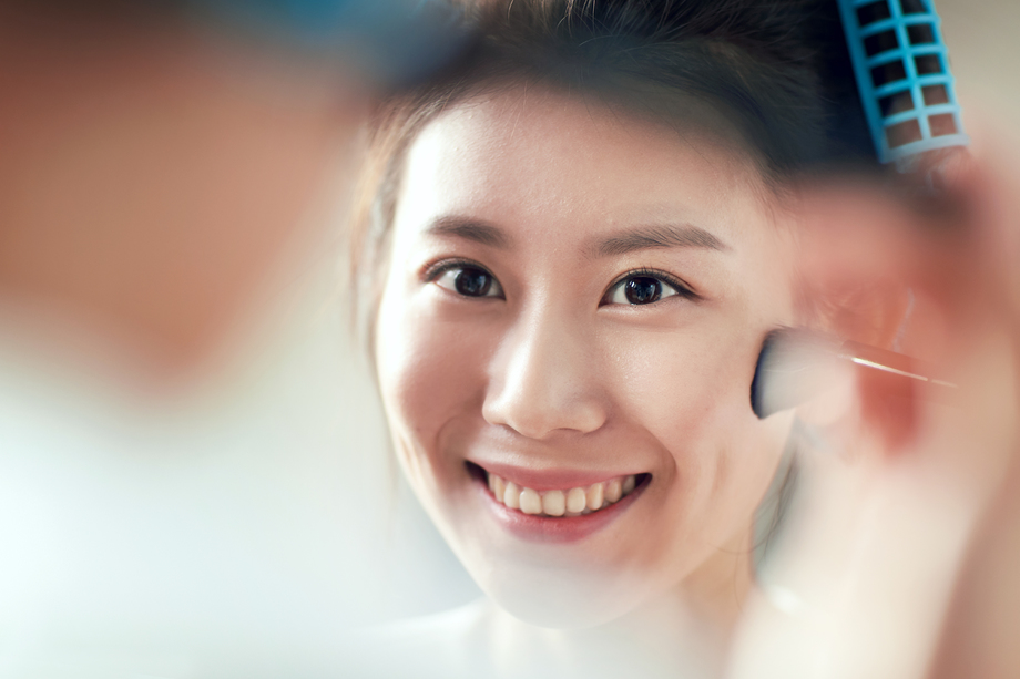 年轻美女扑粉化妆 年轻美女扑粉化妆