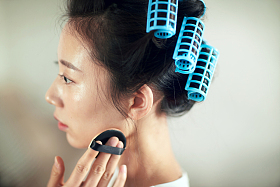 年轻美女扑粉化妆