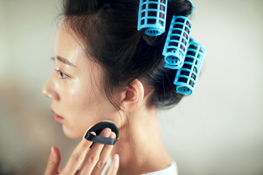 年轻美女扑粉化妆