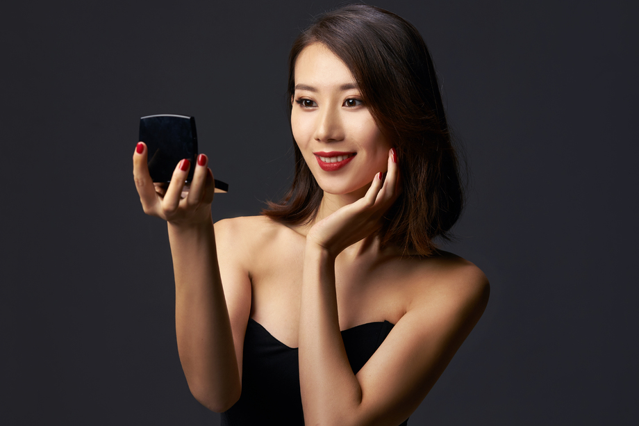 年轻美女妆面