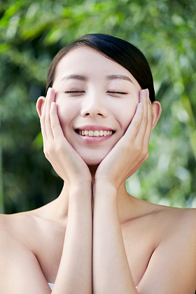 年轻美女做脸部按摩