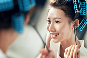 年轻美女化妆照片