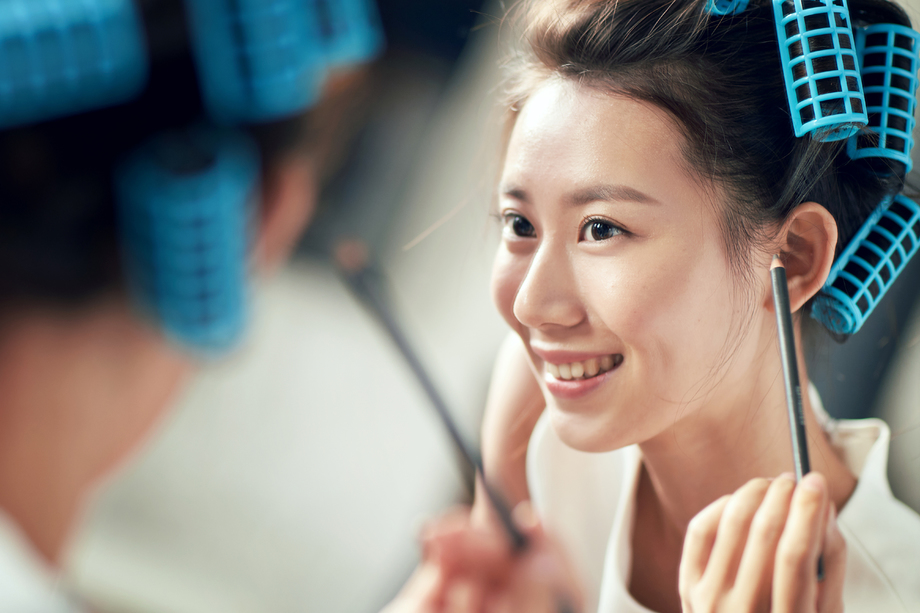 年轻美女化妆照片 年轻美女化妆照片