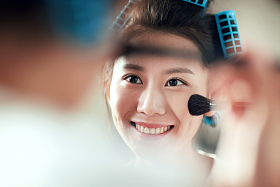 年轻美女扑粉化妆照片