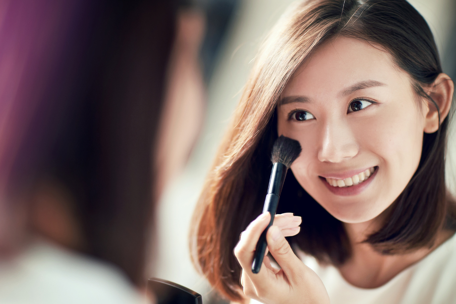 年轻美女化妆图片 年轻美女化妆图片