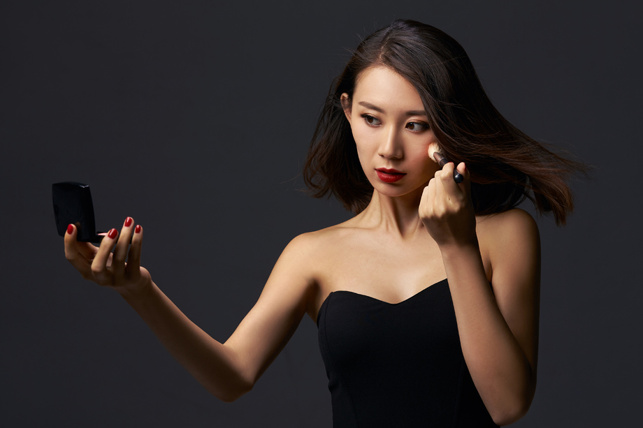 年轻美女化妆图片