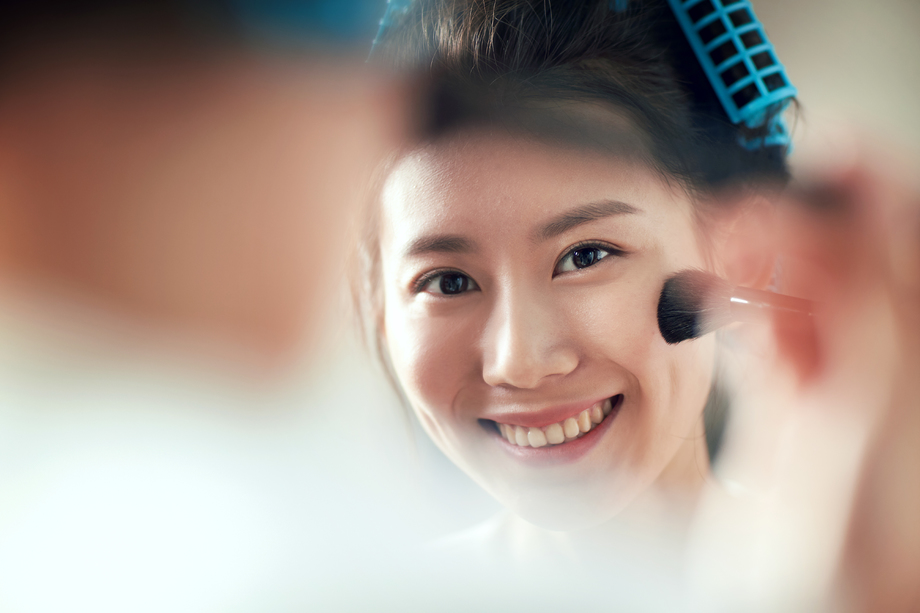 年轻美女扑粉化妆 年轻美女扑粉化妆