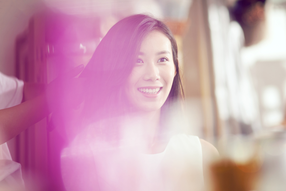 年轻美女在理发店里做头发图片