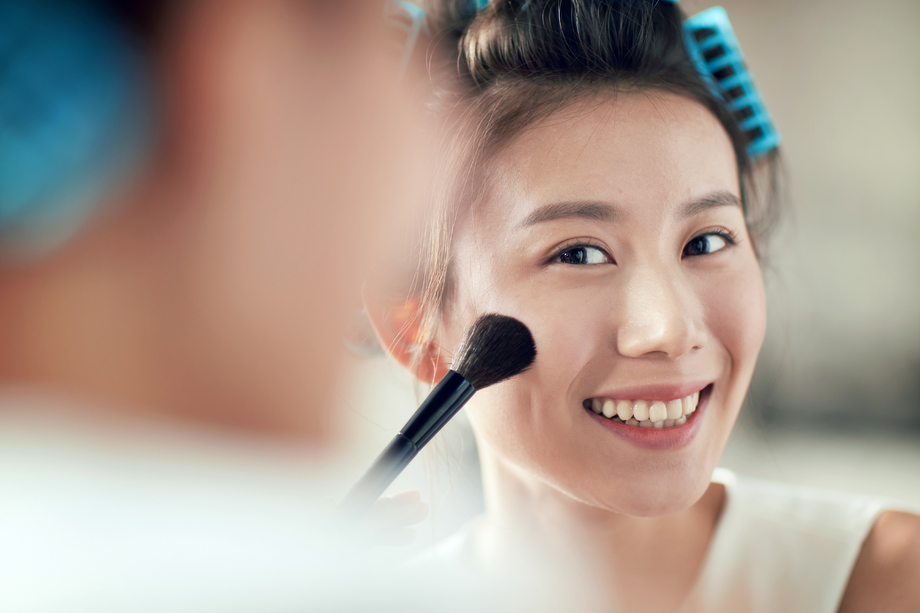 年轻美女扑粉化妆照片 年轻美女扑粉化妆照片