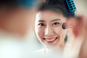 年轻美女扑粉化妆照片