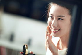 年轻美女扑粉化妆照片