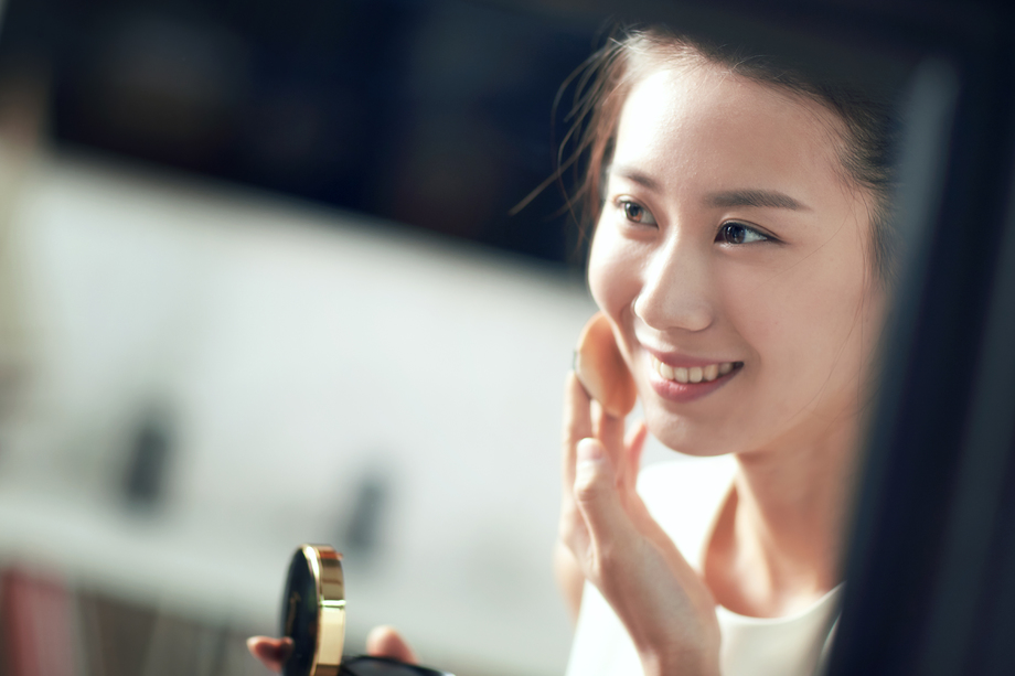 年轻美女扑粉化妆照片