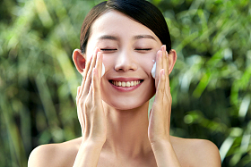 年轻美女洗脸照片