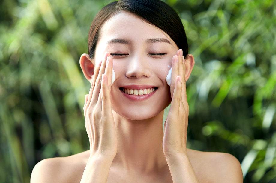 年轻美女洗脸照片 年轻美女洗脸照片