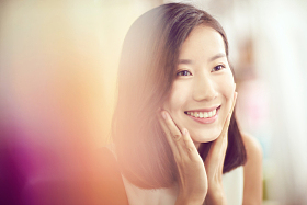 自信的年轻美女图片