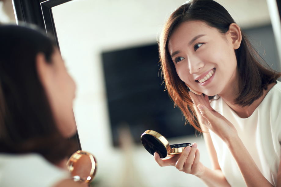年轻美女扑粉化妆