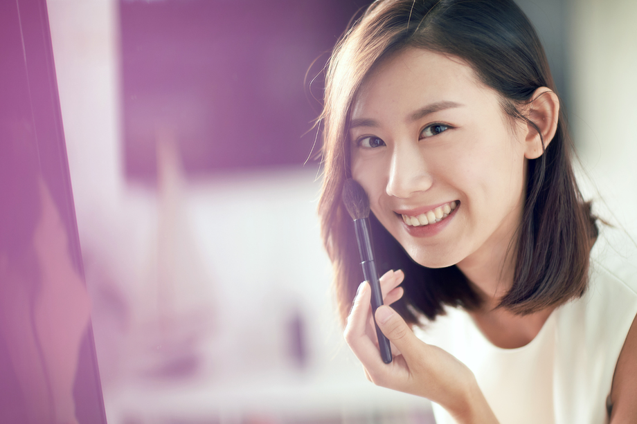 年轻美女化妆图片 年轻美女化妆图片