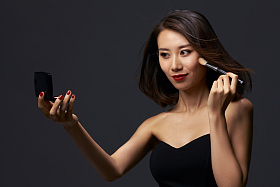 年轻美女化妆图片