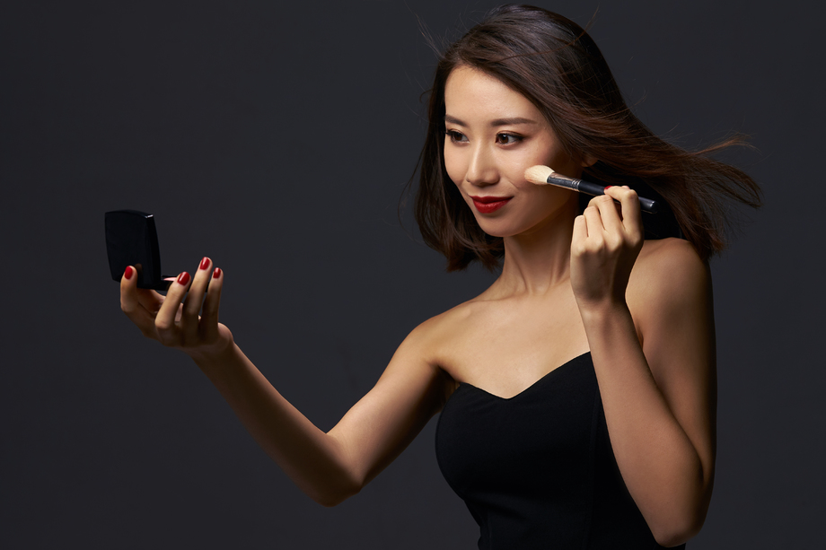 年轻美女化妆图片