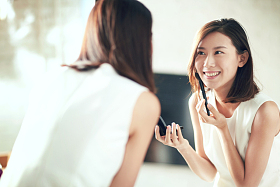 年轻美女化妆图片