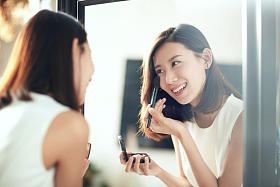 年轻美女化妆图片