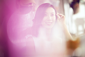 年轻美女在理发店里做头发照片