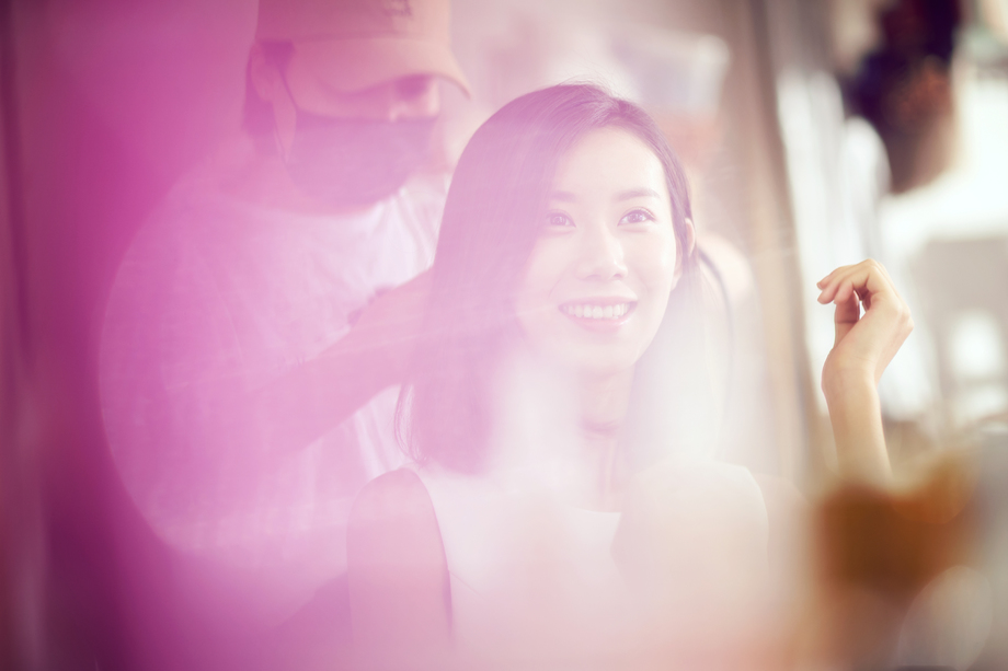 年轻美女在理发店里做头发图片