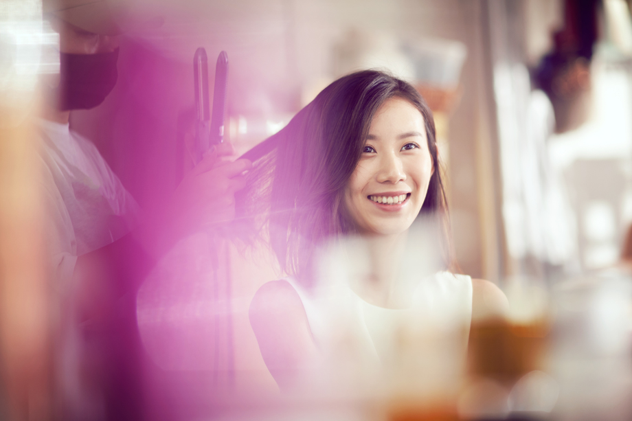 年轻美女在理发店里做头发图片 年轻美女在理发店里做头发图片