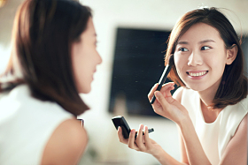 年轻美女化妆图片